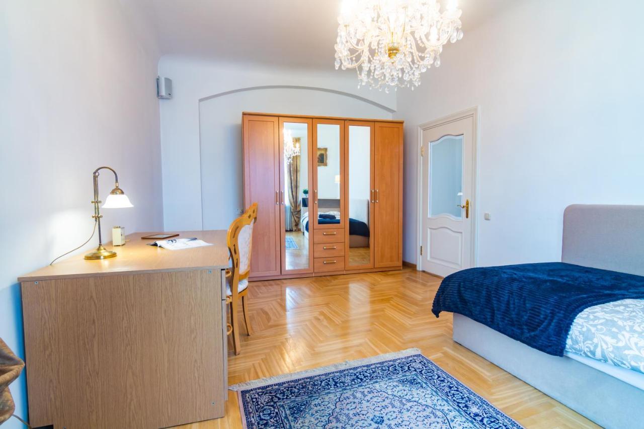 Classic Style Apartment In The Center Of Рига Экстерьер фото