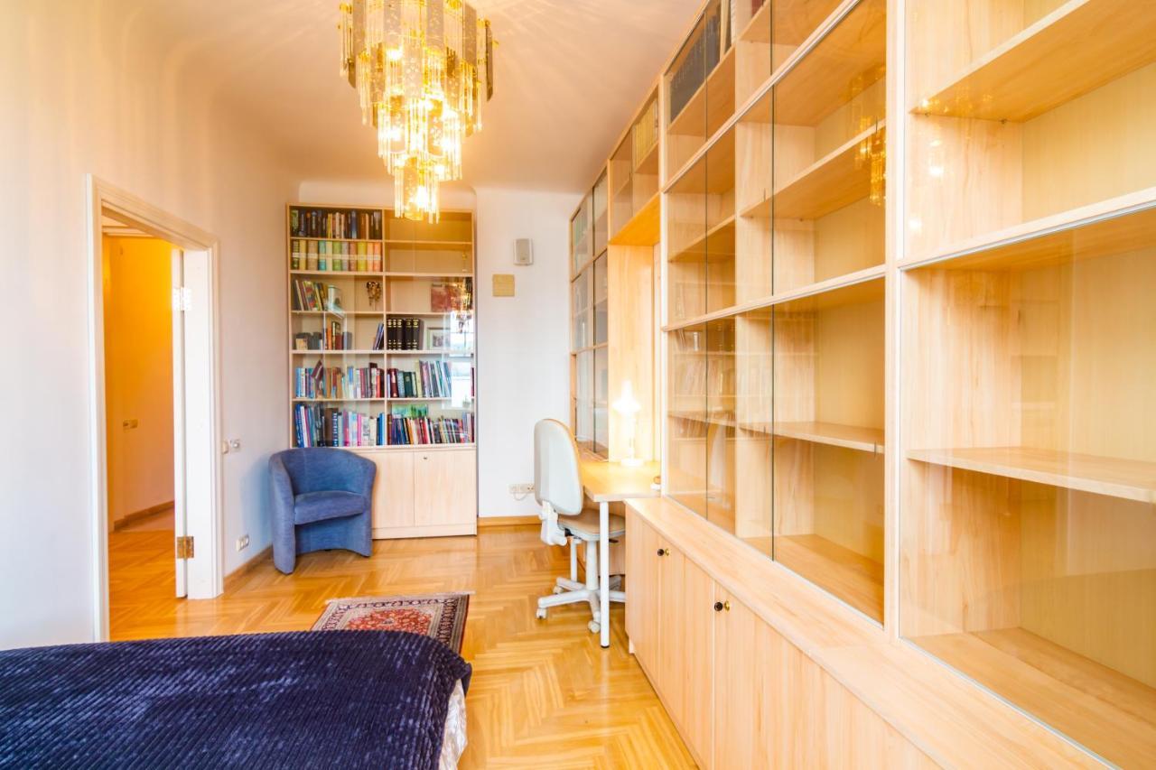 Classic Style Apartment In The Center Of Рига Экстерьер фото
