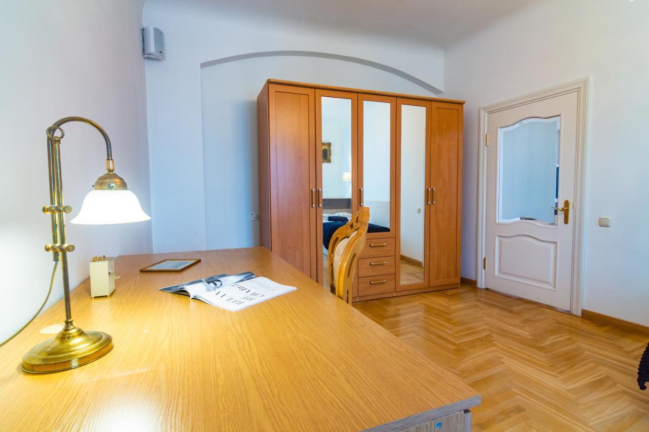 Classic Style Apartment In The Center Of Рига Экстерьер фото