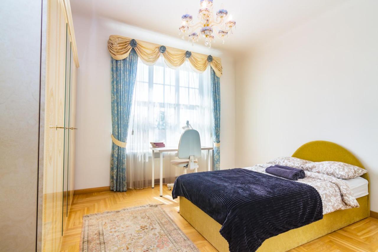 Classic Style Apartment In The Center Of Рига Экстерьер фото