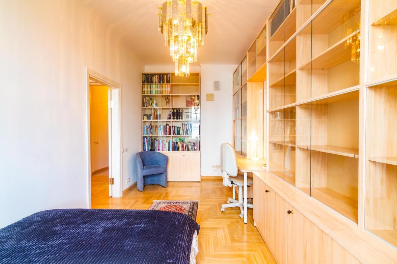 Classic Style Apartment In The Center Of Рига Экстерьер фото