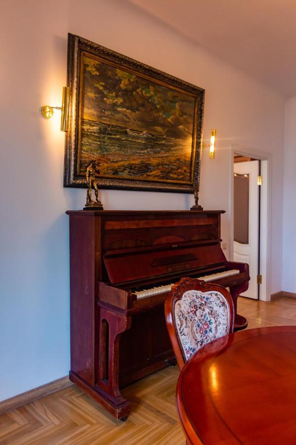 Classic Style Apartment In The Center Of Рига Экстерьер фото