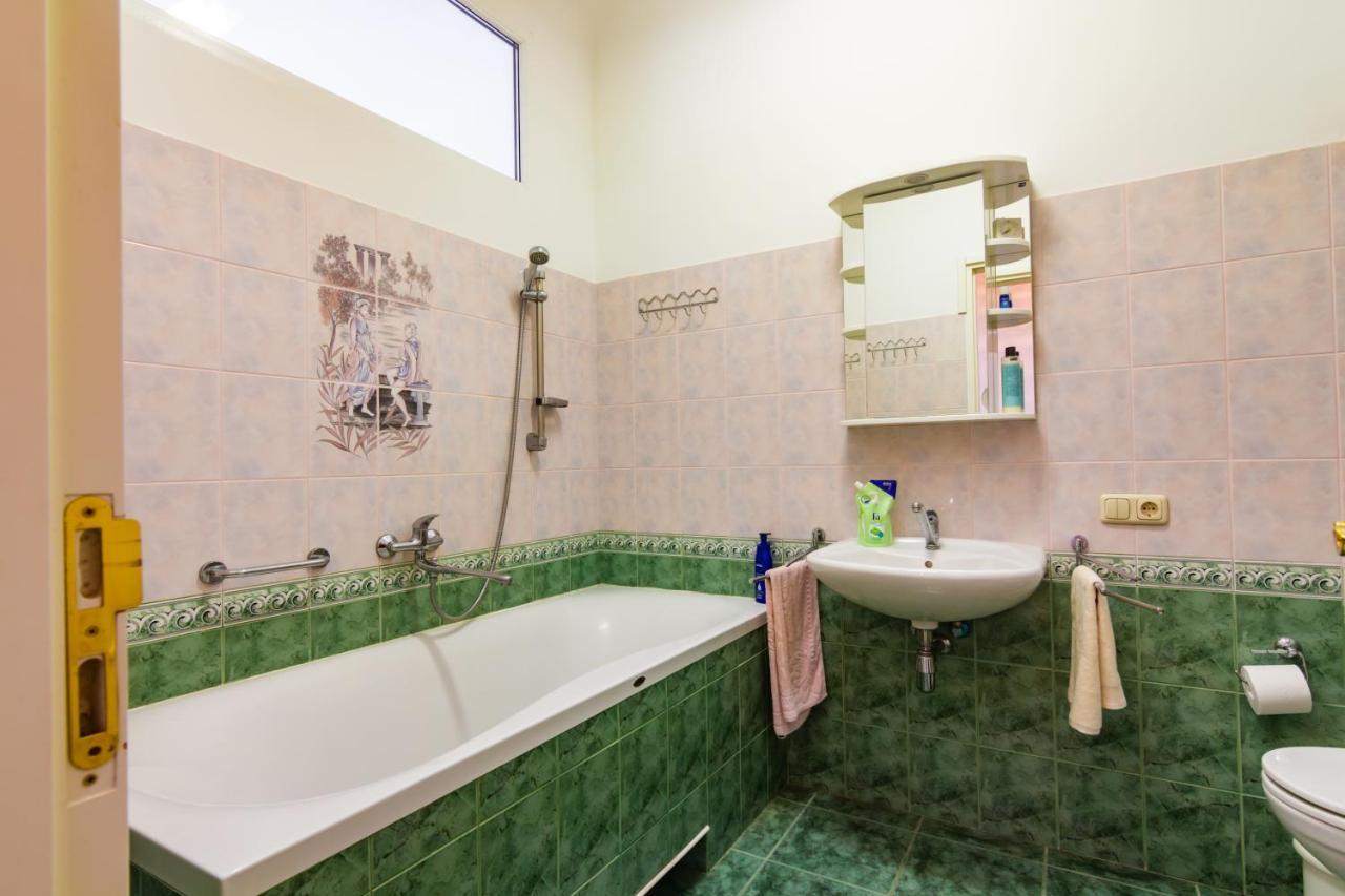 Classic Style Apartment In The Center Of Рига Экстерьер фото
