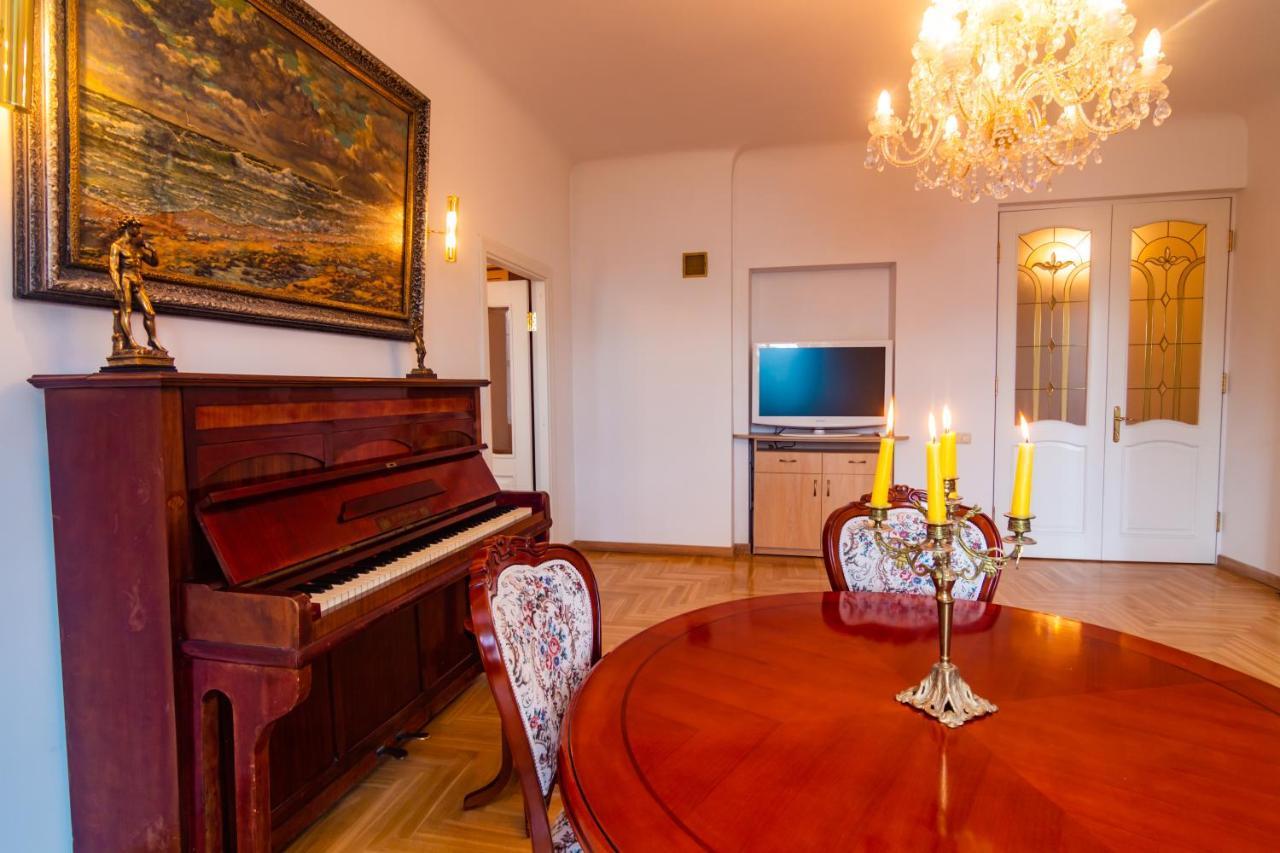 Classic Style Apartment In The Center Of Рига Экстерьер фото