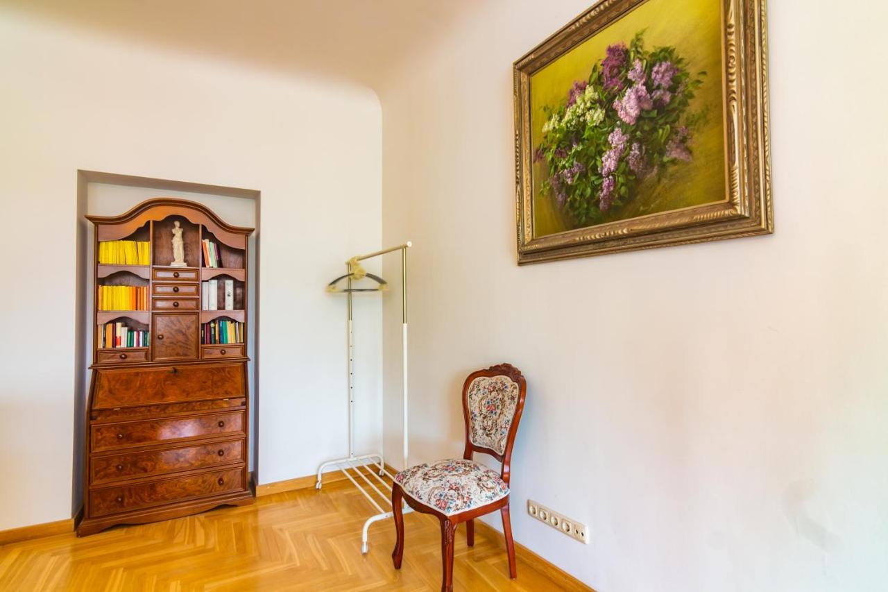 Classic Style Apartment In The Center Of Рига Экстерьер фото